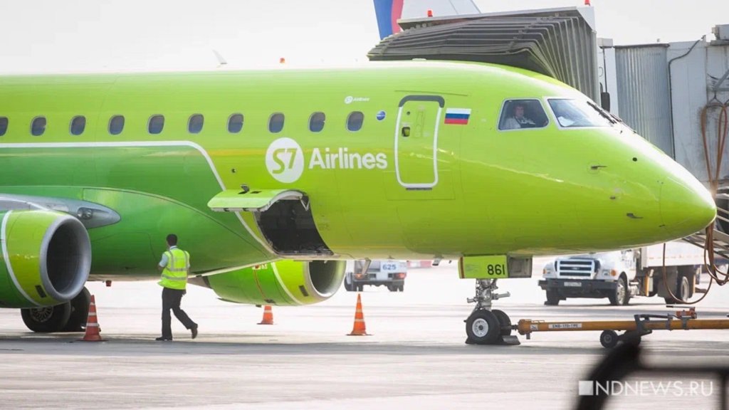 Пассажирский самолет с горящими двигателями вернулся в Новосибирск
