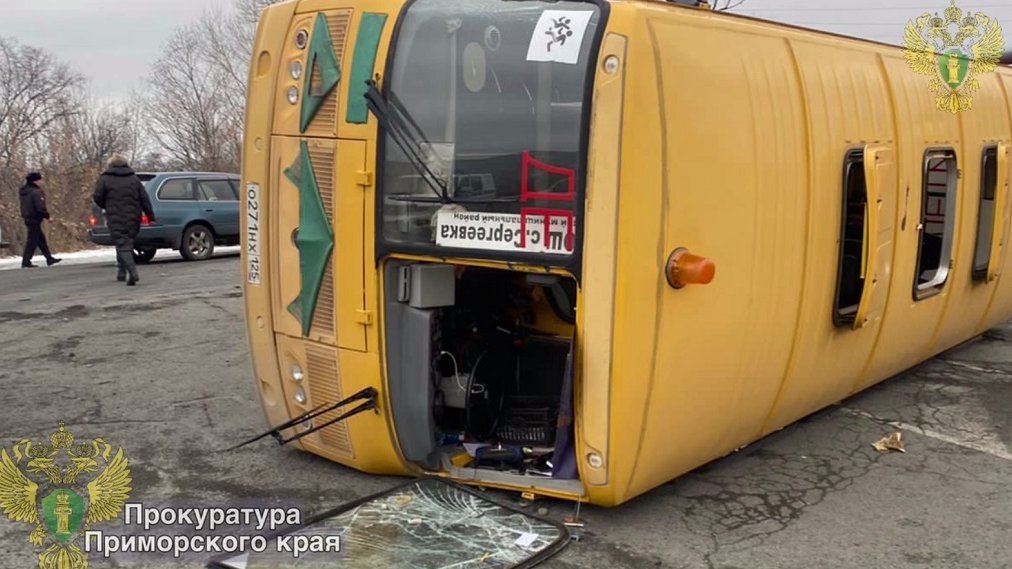 В Приморье перевернулся школьный автобус