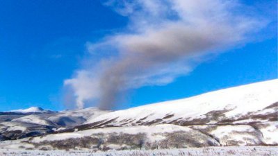Вулкан Эбеко дважды за день выбросил столб пепла