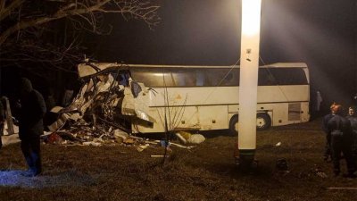 Пять человек погибли при столкновении автобуса с грузовиком на Кубани
