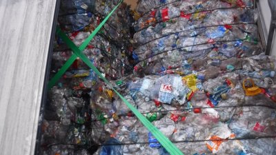 Таможенники не позволили ввезти из Казахстана 15 тонн пластиковых отходов (ФОТО)