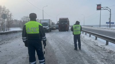 На Тюменском тракте затруднено движение: перевернулся грузовик (ФОТО)