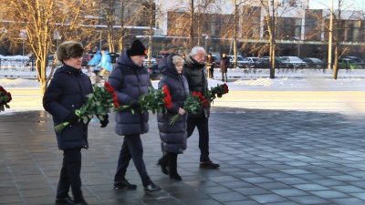 Первые лица Урала возложили цветы к памятнику Ельцину (ФОТО)
