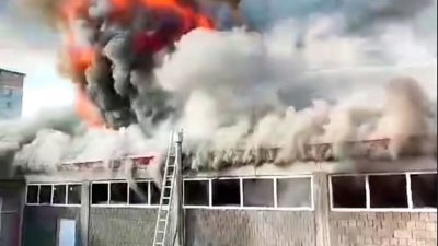 В Дагестане огнеборцы тушат пожар в ЦУМе