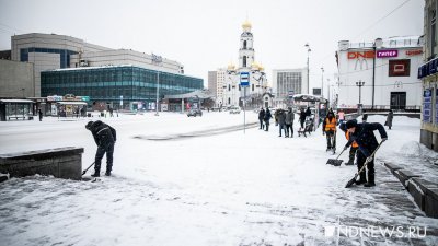 В Екатеринбурге занесло снегом пешеходные переходы и остановки. Коммунальщики перешли на усиленный режим работы