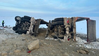 На Ямале после столкновения двух грузовиков погибли оба водителя