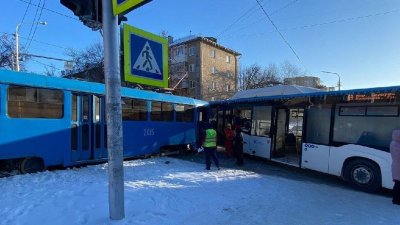 В Уфе пять человек пострадали в ДТП с автобусом и трамваем