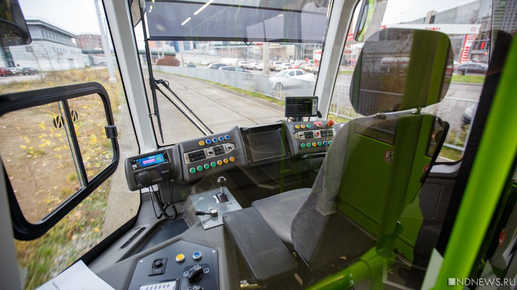 В Челябинск привезли новый трехсекционный трамвай