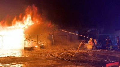 Под Екатеринбургом сгорел торговый комплекс «Колхозный двор»
