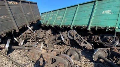 В Приамурье иномарка столкнулась с поездом – 20 вагонов сошли с рельсов