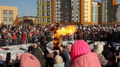В Академическом зиму проводили фаер-шоу и салютом: на Масленицу пришли тысячи горожан (ФОТО)