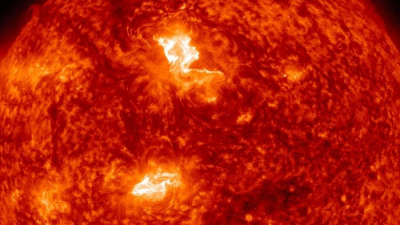Мощная вспышка произошла на Солнце – прямо на линии с Землей