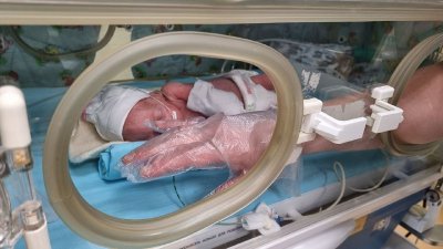 Медики спасли недоношенных близнецов – их пришлось везти на вертолете в Екатеринбург