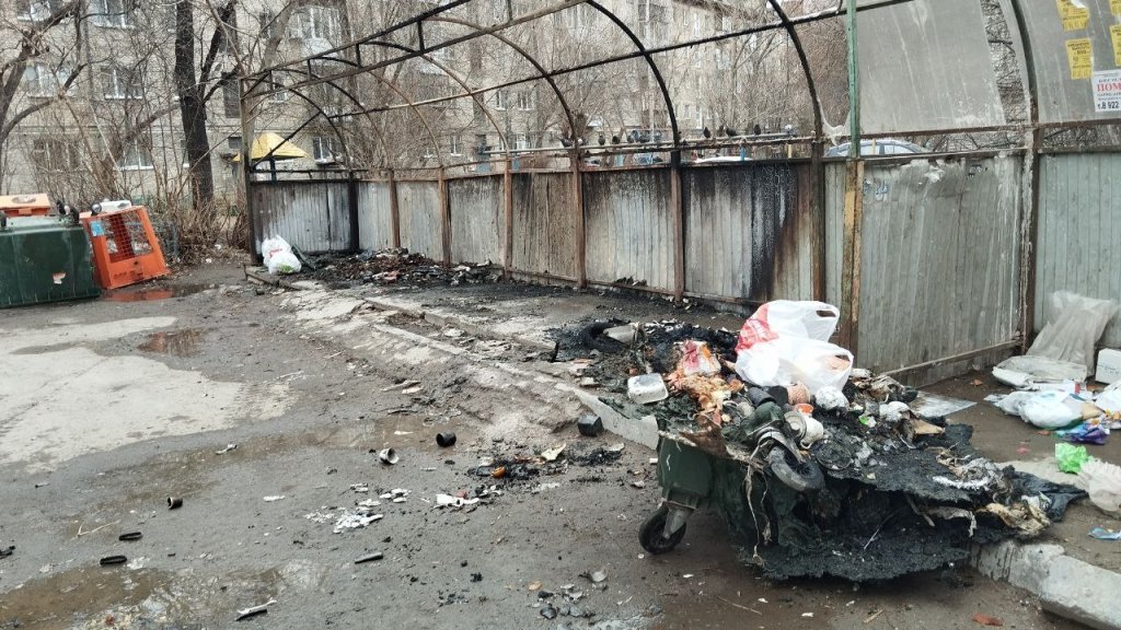 Ночью в центре Екатеринбурга сожгли мусорную площадку (ФОТО)