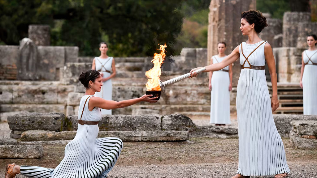 В древней греции олимпийские игры продолжались