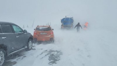 На Ямале из-за метели закрыли дорогу Салехард – Надым. Машины пришлось эвакуировать