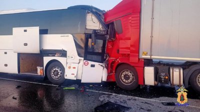 Под Рязанью произошло лобовое столкновение рейсового автобуса и фуры