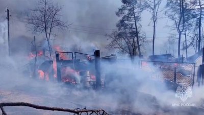 Три десятка дачных домов загорелись в СНТ в Забайкальском крае