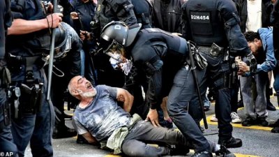 В Барселоне полиция побила местных жителей, протестовавших против показа в общественном парке коллекции Louis Vuitton (ФОТО)