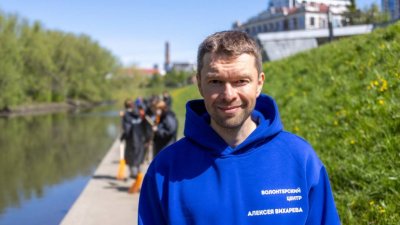 Алексей Вихарев и волонтеры провели субботник на берегу Исети и призвали сделать Екатеринбург лучше (ФОТО)