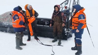 На Ямале спасатели эвакуировали мужчин, у которых под лёд провалился снегоход