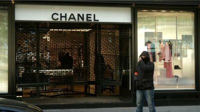 В Париже утром ограблен бутик Шанель – преступникам достались десятки дорогих сумок