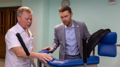 Алексей Вихарев передал онкоцентру тренажер для реабилитации тяжелых пациентов