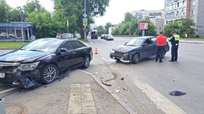 В Екатеринбурге при столкновении машин пострадал пешеход