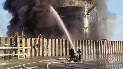 Пожар на нефтебазе в Азове потушен