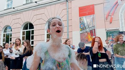 Фестиваль Коляда plays начался с традиционной пенной вечеринки на проспекте Ленина (ФОТО, ВИДЕО)