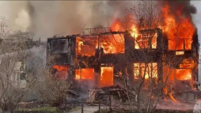 В Новом Уренгое горит расселённый дом