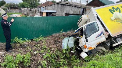 Уснул за рулем: в Свердловской области грузовик съехал в кювет (ФОТО)
