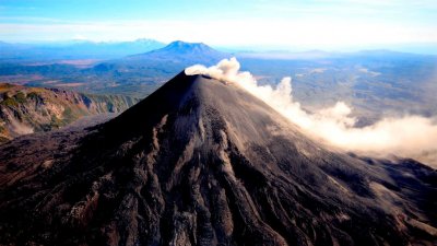 Вулкан Карымский выбросил столб пепла на высоту 5 километров