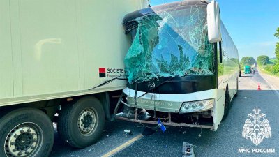 В Кузбассе девять человек пострадали в ДТП с автобусом и грузовиком