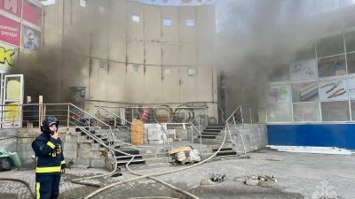 В Новом Уренгое горит строительный магазин