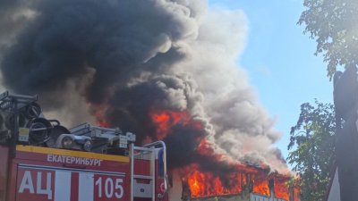 В Екатеринбурге горит частный дом