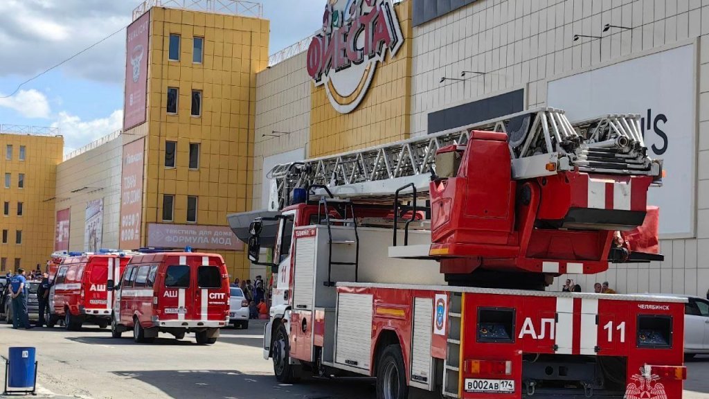 200 человек эвакуировали из горящего торгового комплекса в Челябинске