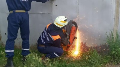 Пожилой магнитогорец, застряв между машиной и полом гаража, три часа звал на помощь