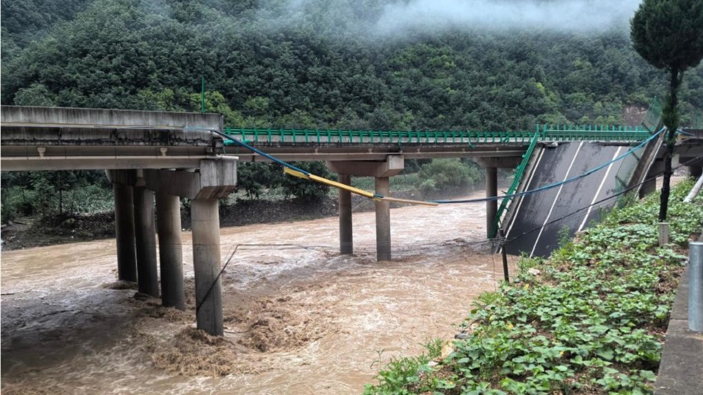 Более 40 человек погибли и пропали без вести из-за обрушения моста в Китае