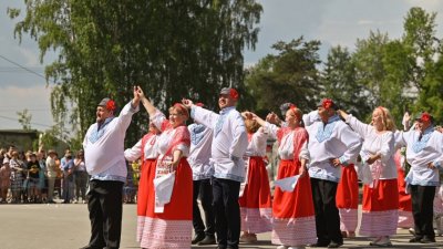 В Верхней Пышме 700 человек встали в хоровод (ФОТО)