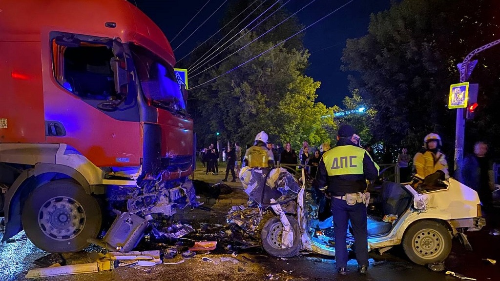 «Лада» влетела в грузовик – погибли четыре человека (ФОТО)