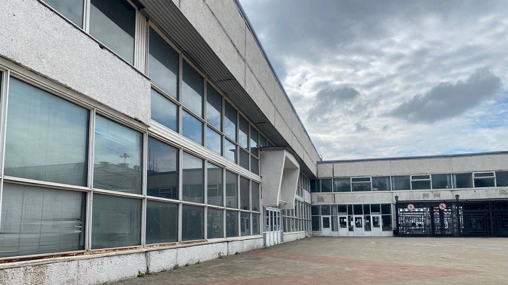 В Кольцово демонтируют здание старого терминала