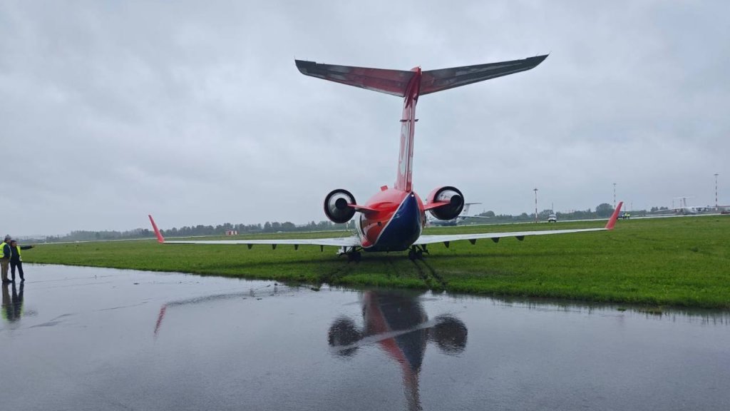 Самолет «ЮВТ Аэро» выкатился за пределы взлетной полосы в Кольцово по вине экипажа