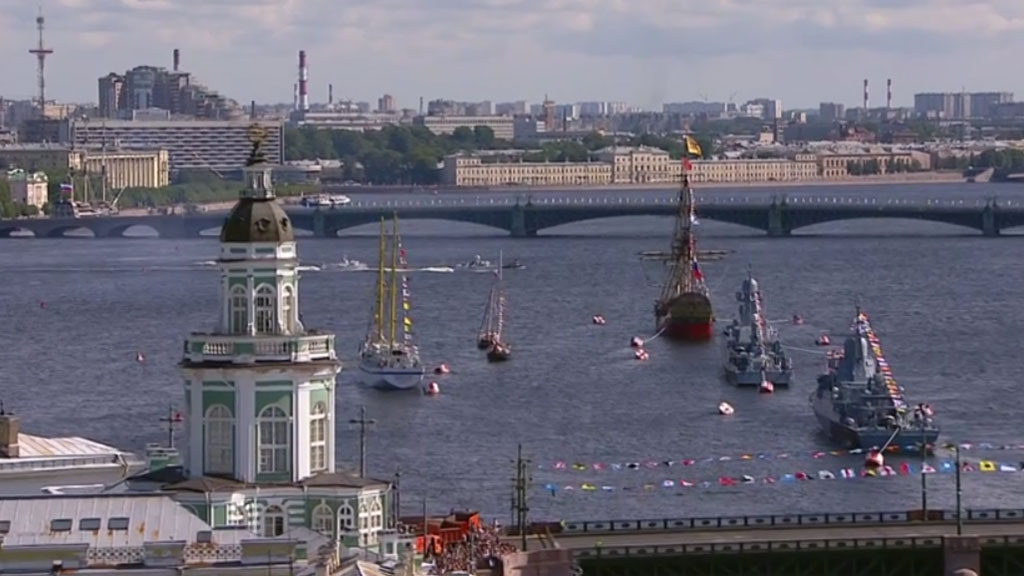 В Петербурге прошел парад с участием 24 кораблей в честь дня ВМФ