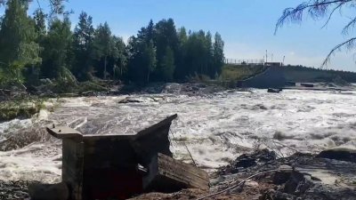 Прорыв дамбы на Беломорканале: погиб один человек, двое пропали. СКР начал проверку