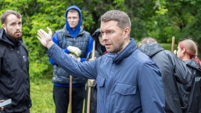 Депутат Алексей Вихарев с волонтерами привели в порядок территорию у 14-й больницы в Екатеринбурге