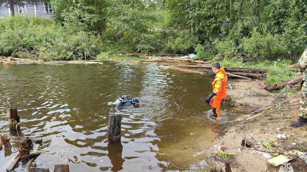 Водолазы нашли тела двух пропавших при аварии в Карелии