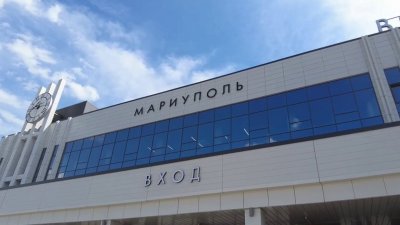 В Мариуполе открыли отремонтированный после бомбежек вокзал