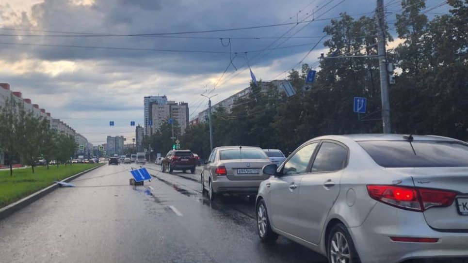 В Челябинске устраняют последствия разгула стихии