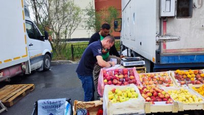 В Новом Уренгое среди торговцев фруктами нашли мигранта-нелегала